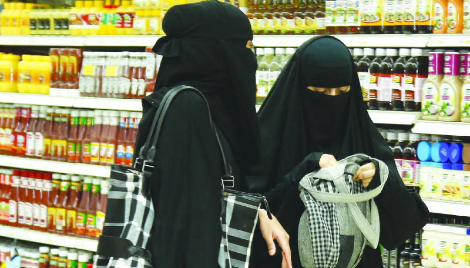 التأثيرات المتوقعة لانخفاض أسعار النفط على المواد الاستهلاكية تستغرق وقتا أطول لتظهر بشكل واضح على الأسعار («الشرق الأوسط»)