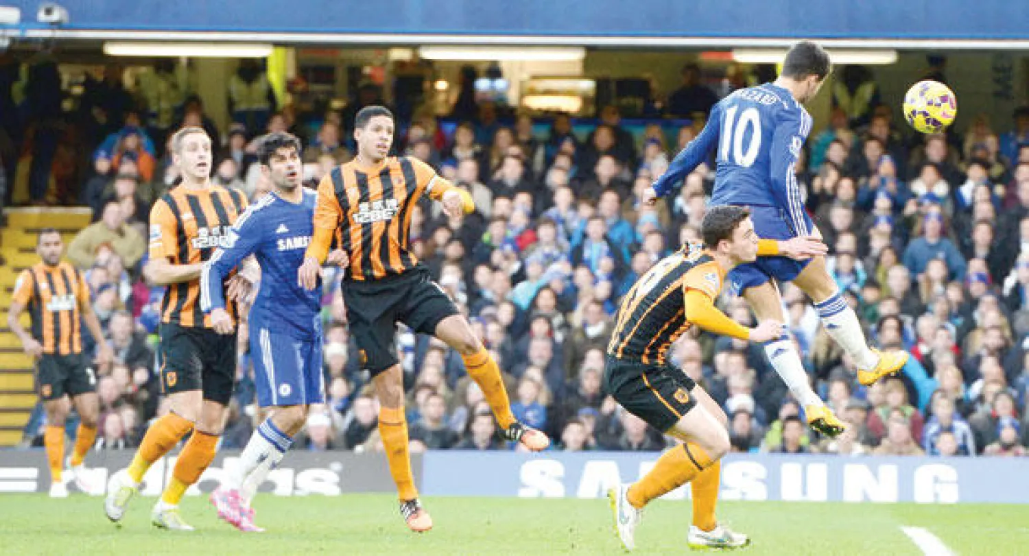 هازارد (10) يضع تشيلسي في المقدمة برأسية قوية (إ.ب.أ)