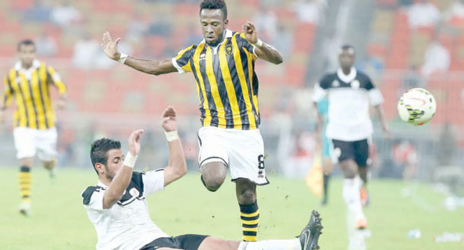 جانب من المواجهة التي جمعت الاتحاد والشباب أول من أمس (تصوير: عبد الله بازهير)