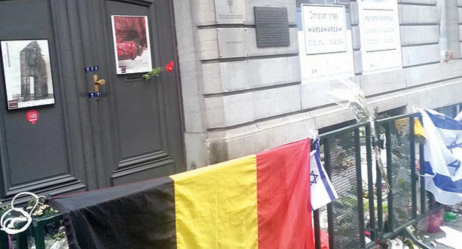بوابة المتحف اليهودي في بروكسل عقب الاعتداء عليه من قبل مهدي نيموشي المعتقل حاليا  في أحد السجون البلجيكية منذ مايو الماضي وتسبب في وفاة 4 أشخاص ({الشرق الأوسط})