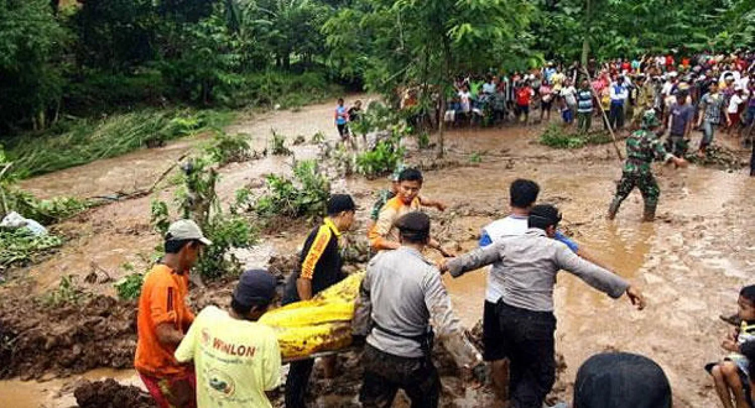عشرات القتلى والمفقودين في انزلاق للتربة بإندونيسيا