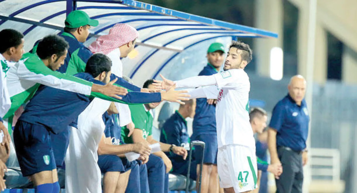 مصطفى بصاص يحيي زملاءه بعد تسجيله هدفا في مرمى التعاون أول من أمس (تصوير: سعد العنزي)