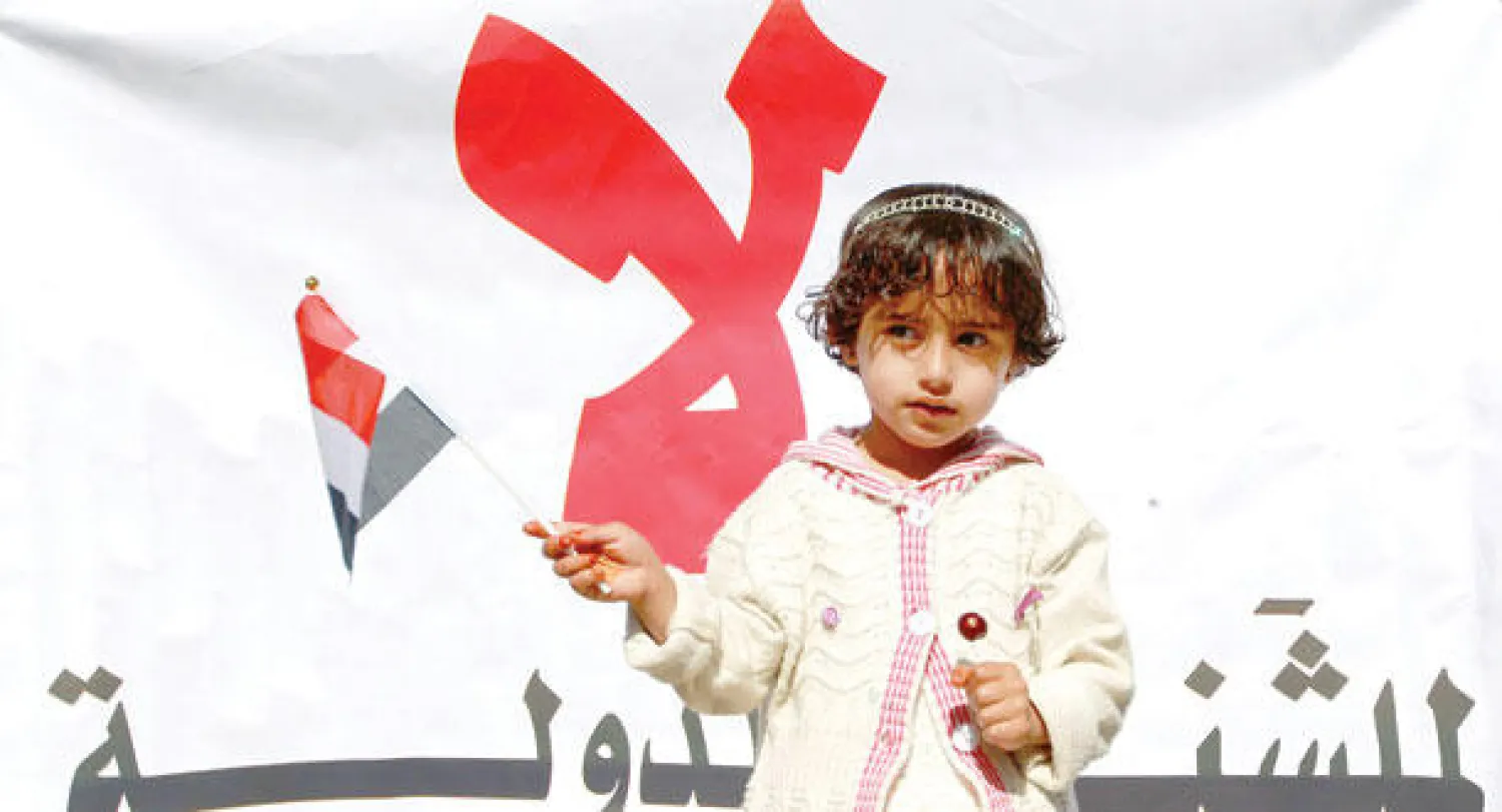 طفلة ترفع العلم اليمني خلال مظاهرة ضد هيمنة عناصر «أنصار الله» الحوثية على مقاليد الدولة، في العاصمة صنعاء أمس (أ.ف.ب)