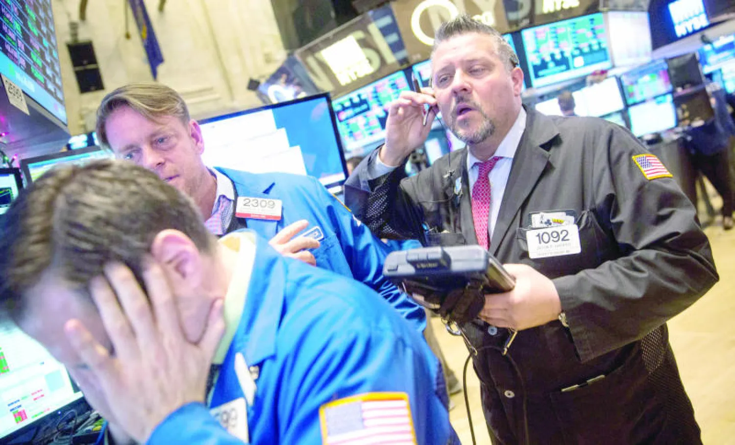جانب من تداولات بورصة نيويورك في نهاية تداولات الأسبوع حيث خسر مؤشر داو جونز أكثر من 200 نقطة (أ.ف.ب)
