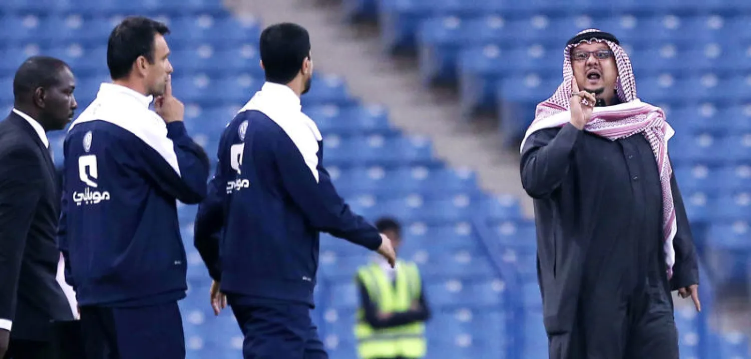 مدرب الهلال يصرخ محتجا على حكم المباراة في الدقائق الأخيرة (تصوير: علي العريفي)
