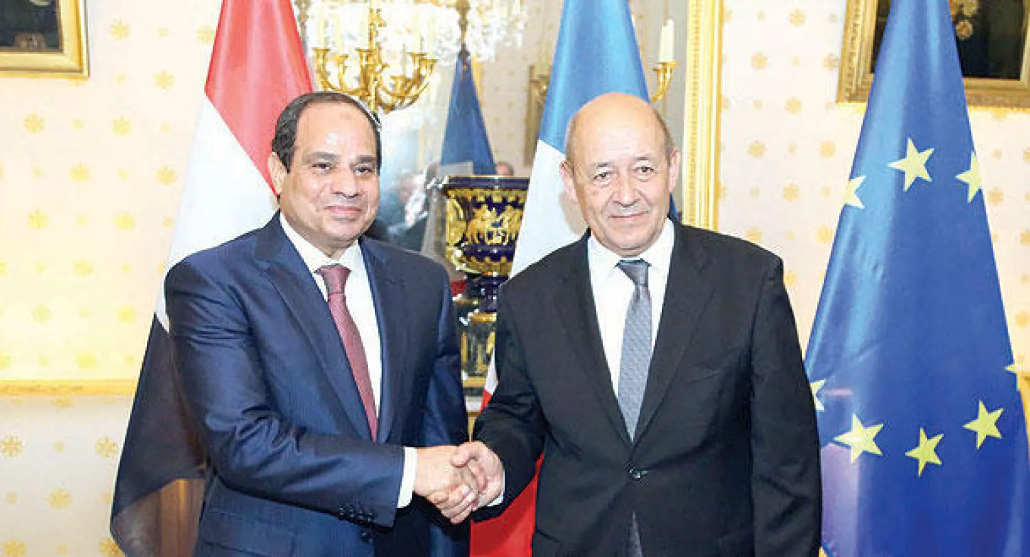 الرئيس المصري عبد الفتاح السيسي يكرم الدكتور حسام كامل رئيس جامعة القاهرة  السابق مؤسس زراعة النخاع aفي مصر بمناسبة عيد العلم أمس (الرئاسة المصرية)