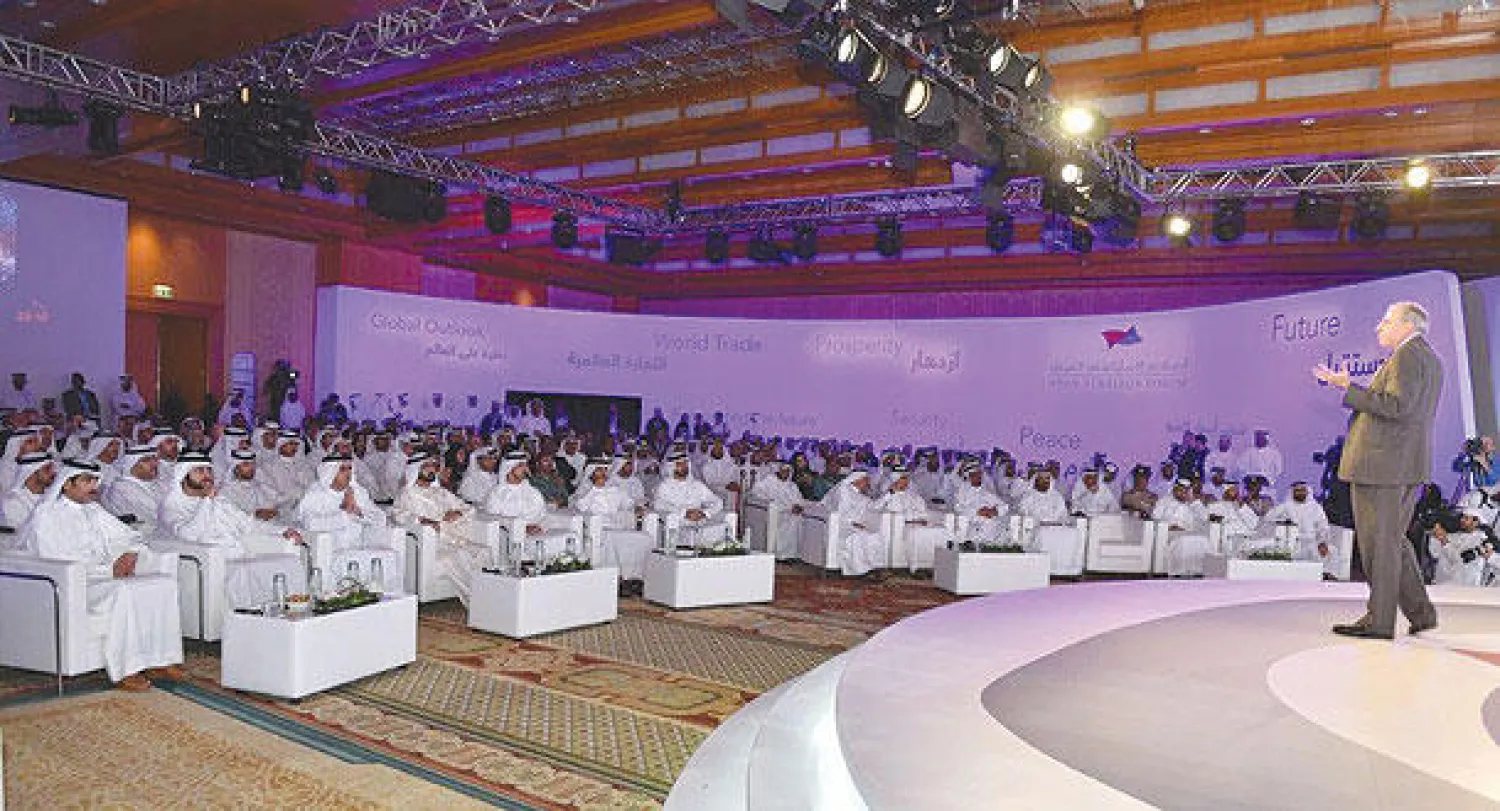 الشيخ محمد بن راشد وعدد من المسؤولين في دولة الإمارات والخبراء خلال إحدى جلسات المنتدى العربي الاستراتيجي («الشرق الأوسط»)