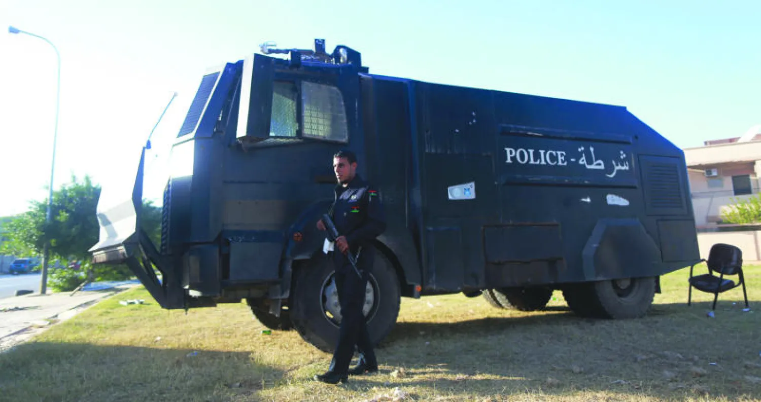 عنصر أمن أمام مركز للشرطة في بنغازي بعد عودة عناصرها مؤخرا للسيطرة على مراكز الشرطة في المدينة (رويترز)