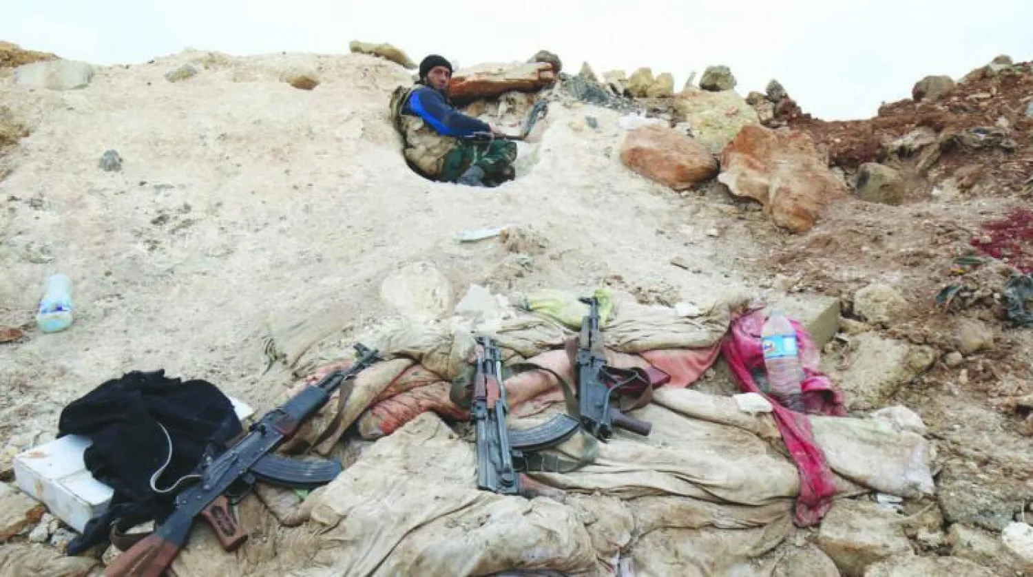 مقاتل من المعارضة المسلحة في استراحة بمنطقة البريج الصناعية بمدينة حلب (إ.ف.ب)