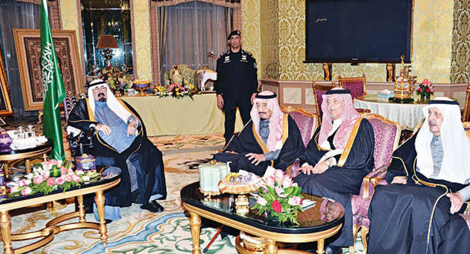 خادم الحرمين الشريفين أثناء توجيهه الحديث إلى الوزراء الجدد بحضور ولي العهد الأمير سلمان والأمير سعود الفيصل، والأمير عبد الإله بن عبد العزيز