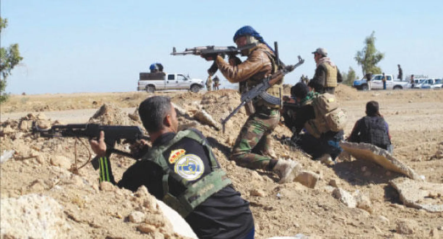 مسلحون من أبناء العشائر خلال مواجهة مع متشددي «داعش» في الأنبار (رويترز)