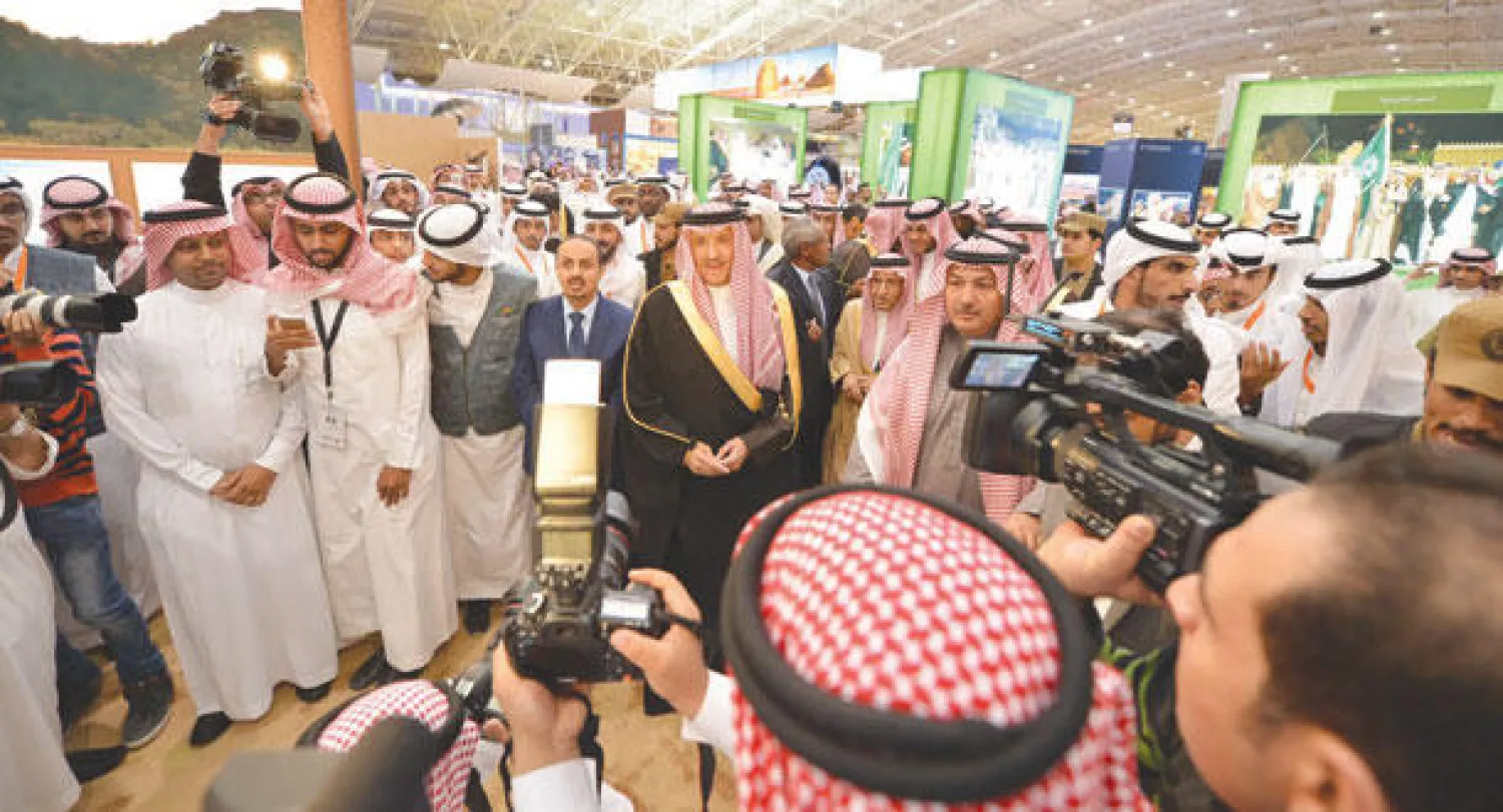 الأمير سلطان بن سلمان خلال تجوله بالمعرض المصاحب لملتقى {ألوان} ({الشرق الأوسط})