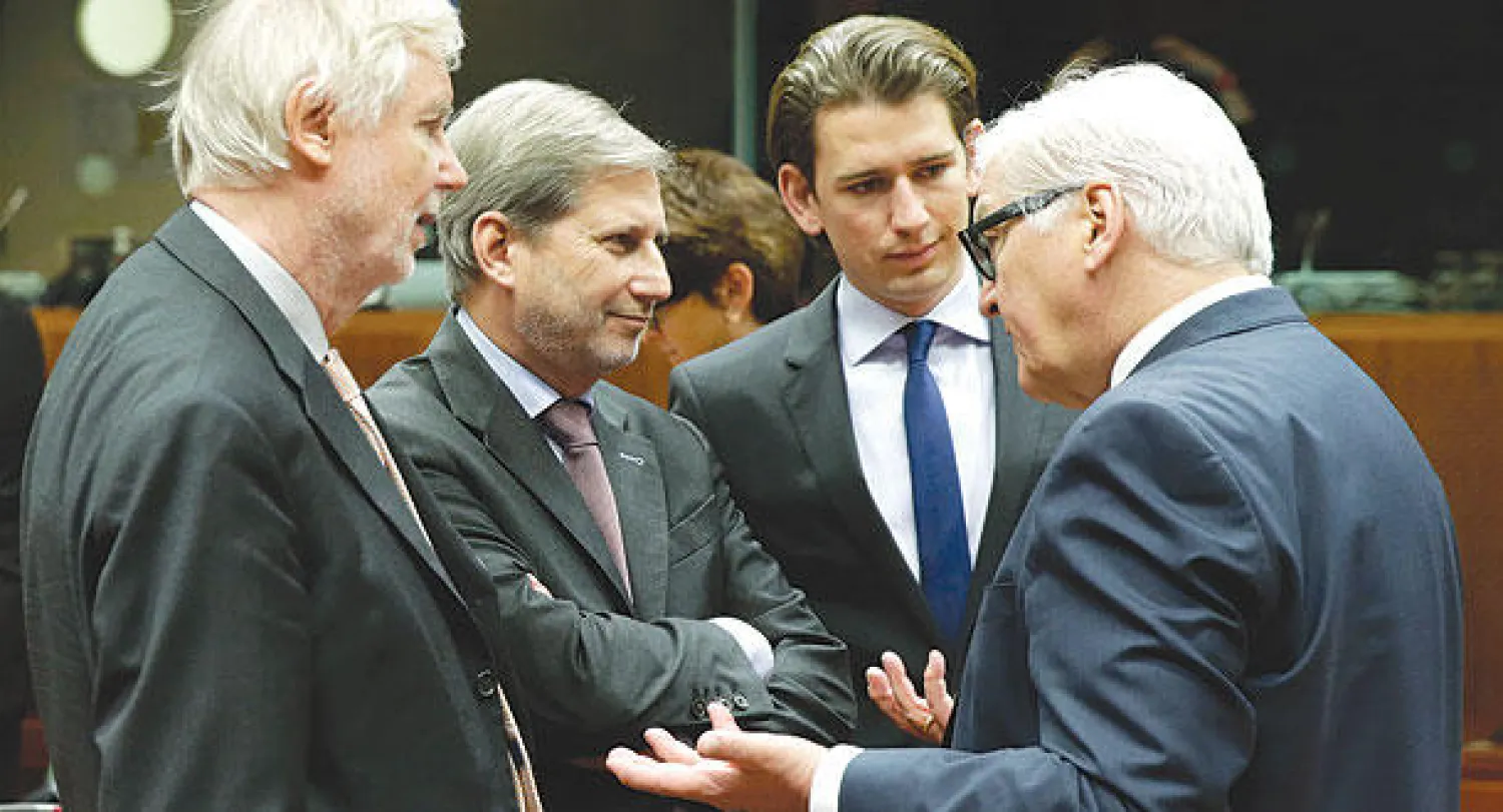 وزير خارجية ألمانيا (من اليمين) يليه وزير خارجية النمسا ومن اليسار وزير خارجية فنلندا مع مفوض الاتحاد لشؤون سياسات الجوار في بروكسل أمس  للبحث في خطة دي مستورا واستراتيجية لمحاربة «داعش» (أ.ب)