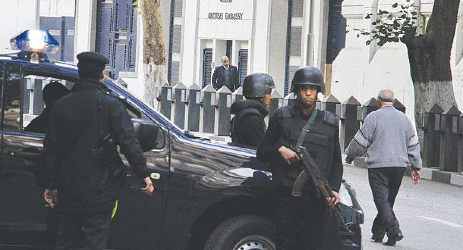 عناصر أمن مصريون ينتشرون أمام السفارة البريطانية في القاهرة أمس (أ. ب)