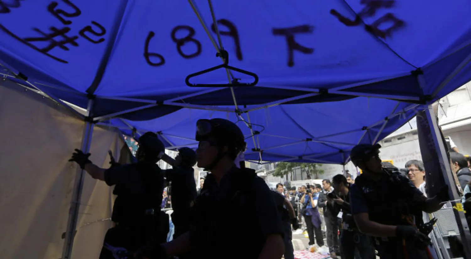 هونغ كونغ تغلق باب «الديمقراطية» بإجلاء آخر المتظاهرين