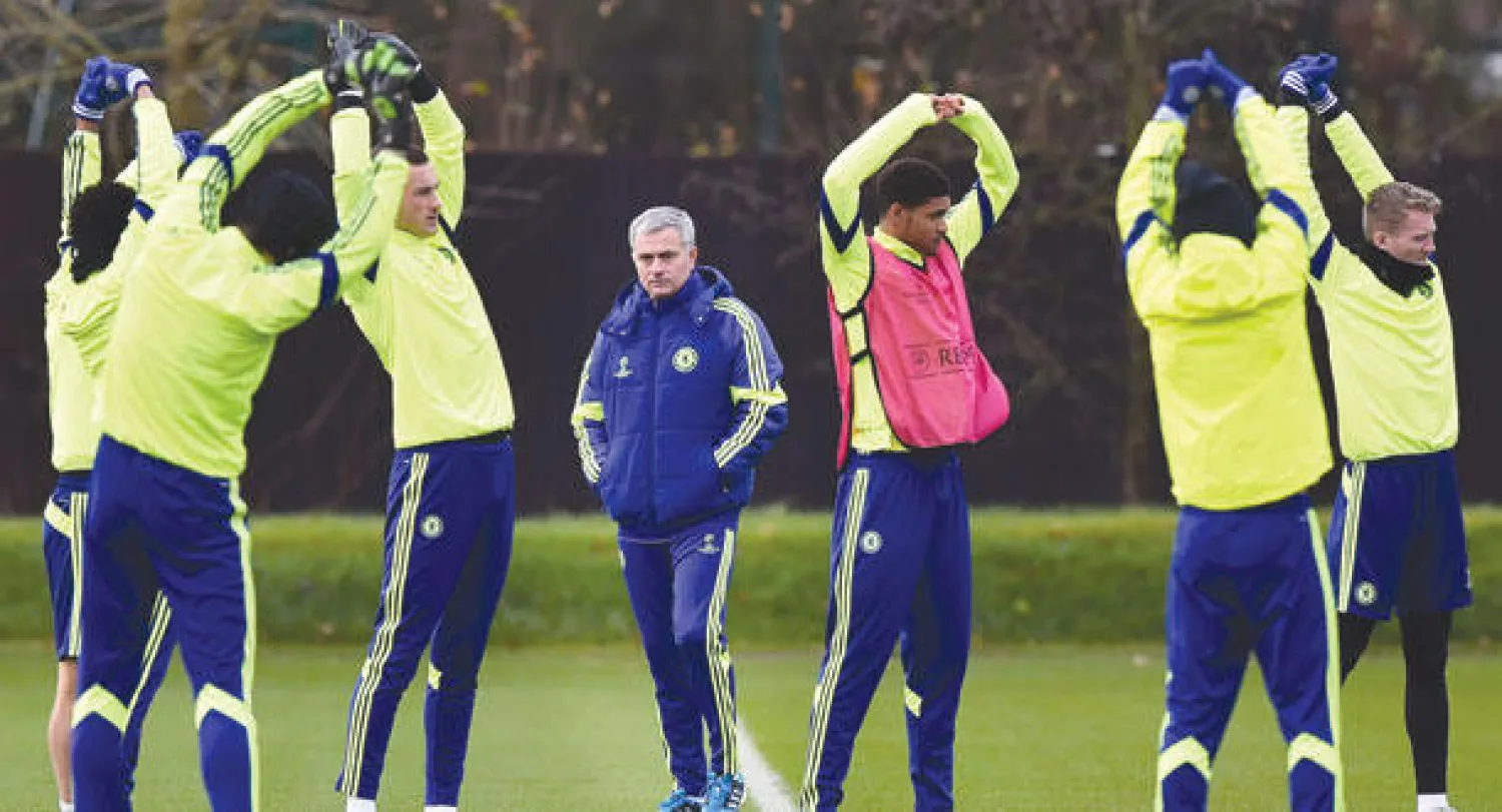 مورينهو فاز بلقب كأس رابطة المحترفين مرتين مع تشيلسي في تجربته الأولى معه (أ.ف.ب)