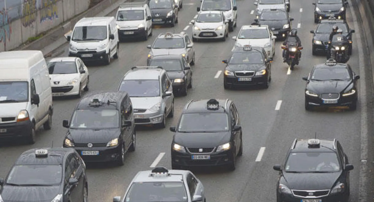 باريس عرقل سائقو سيارات الأجرة حركة المرور حول مطارات المدينة احتجاجا على منافسة شركة أوبر. (أ.ف.ب)