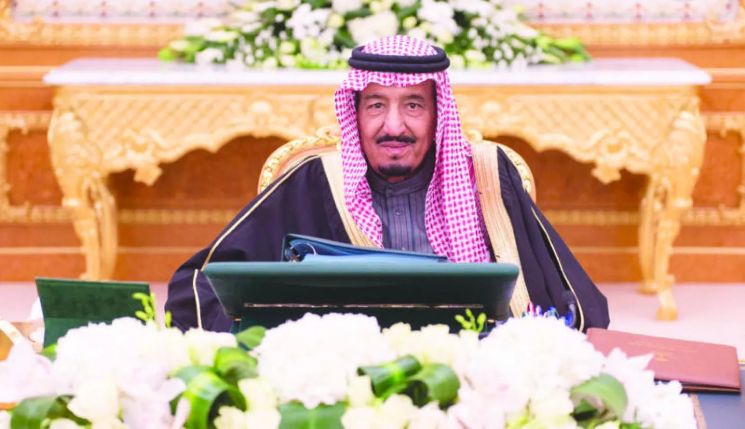 الأمير سلمان بن عبد العزيز خلال ترؤسه جلسة مجلس الوزراء أمس (واس)