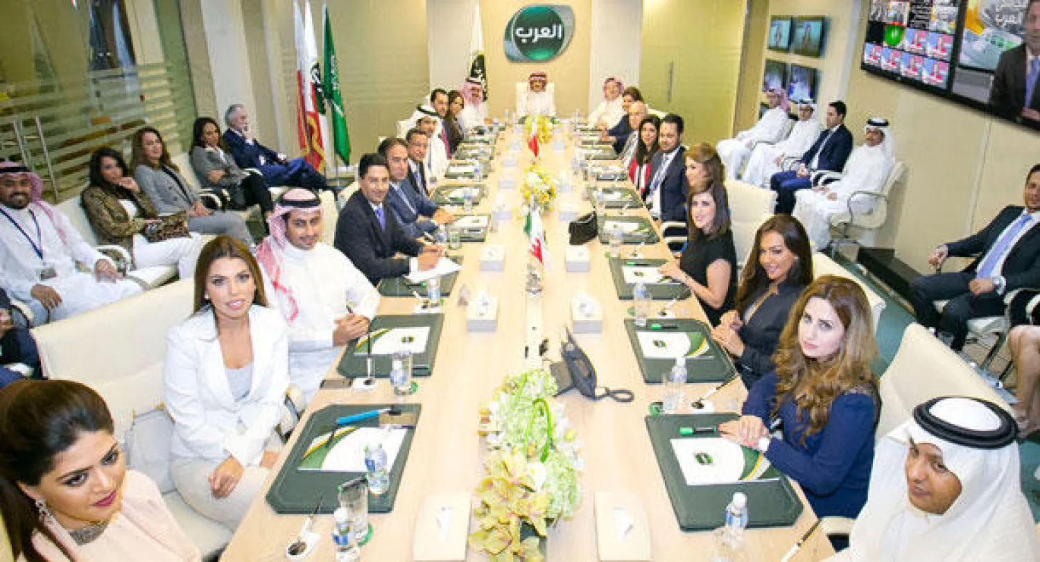 الأمير الوليد خلال زيارة سابقة لمقر قناة «العرب» في البحرين