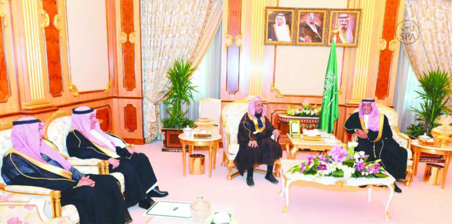 الأمير مقرن بن عبد العزيز خلال استقباله القائمين على مركز الملك عبد العزيز للحوار الوطني (واس)