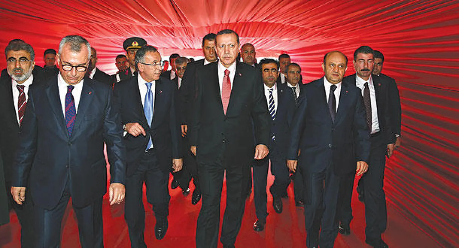 الرئيس التركي رجب طيب إردوغان مع عدد من الوزراء خلال احتفال في كوكايلي أمس (أ.ب)