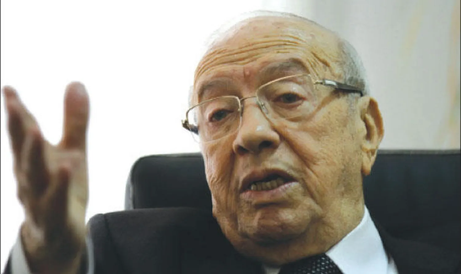 قائد السبسي يقدم برنامجه الانتخابي ويعد نفسه «مرشح كل التونسيين»