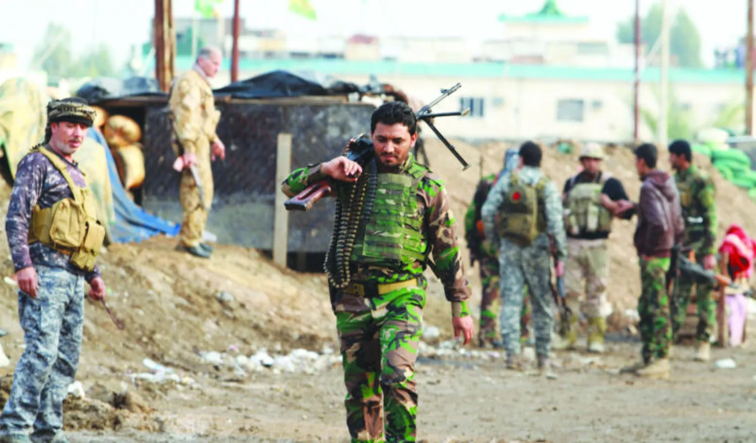 عناصر في «الحشد الشعبي» ينتشرون في مدينة بلد إلى الشمال من بغداد أول من أمس (رويترز)
