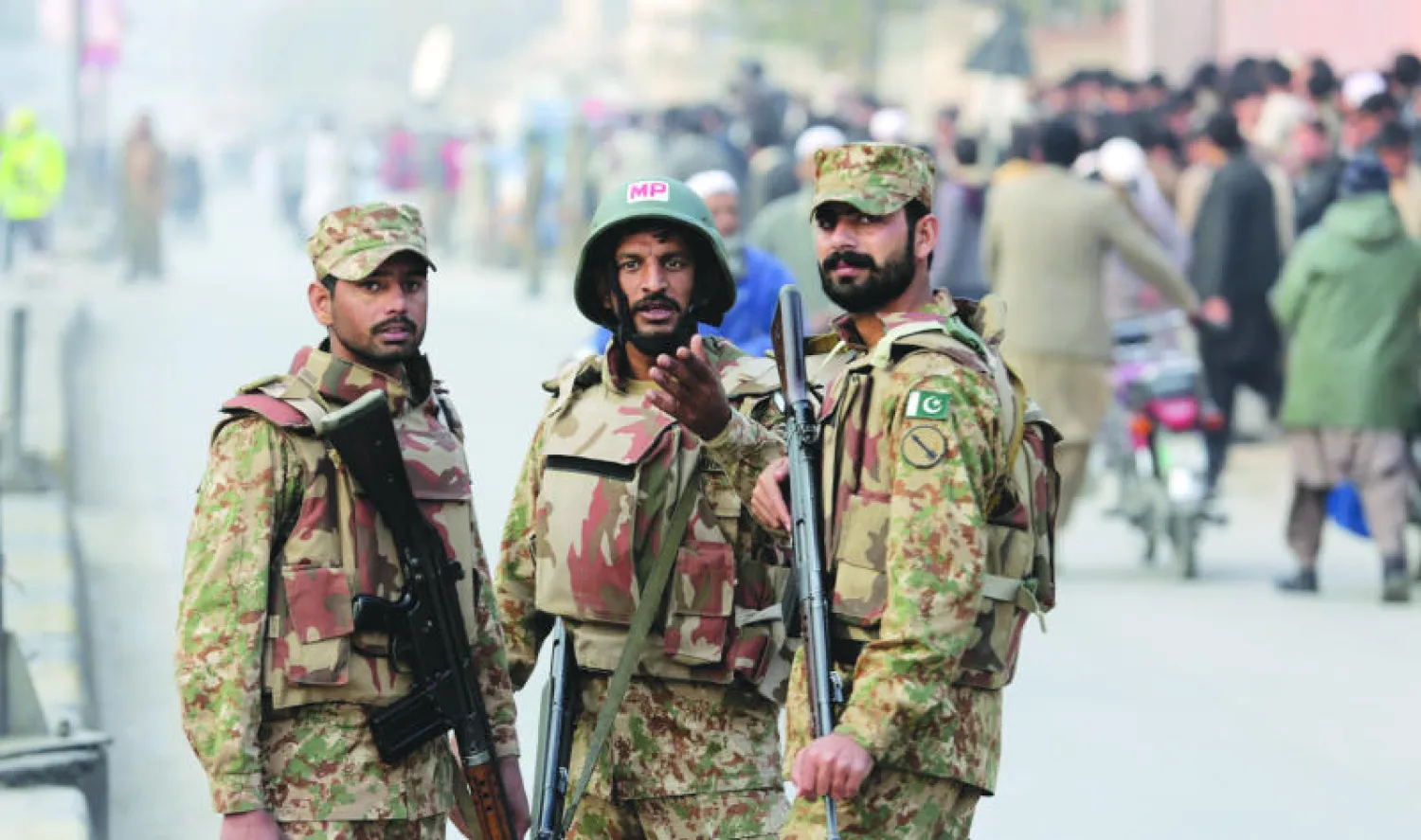 عناصر من الشرطة يقفون أمام أحد مداخل المدرسة العسكرية في بيشاور أمس (أ.ب)