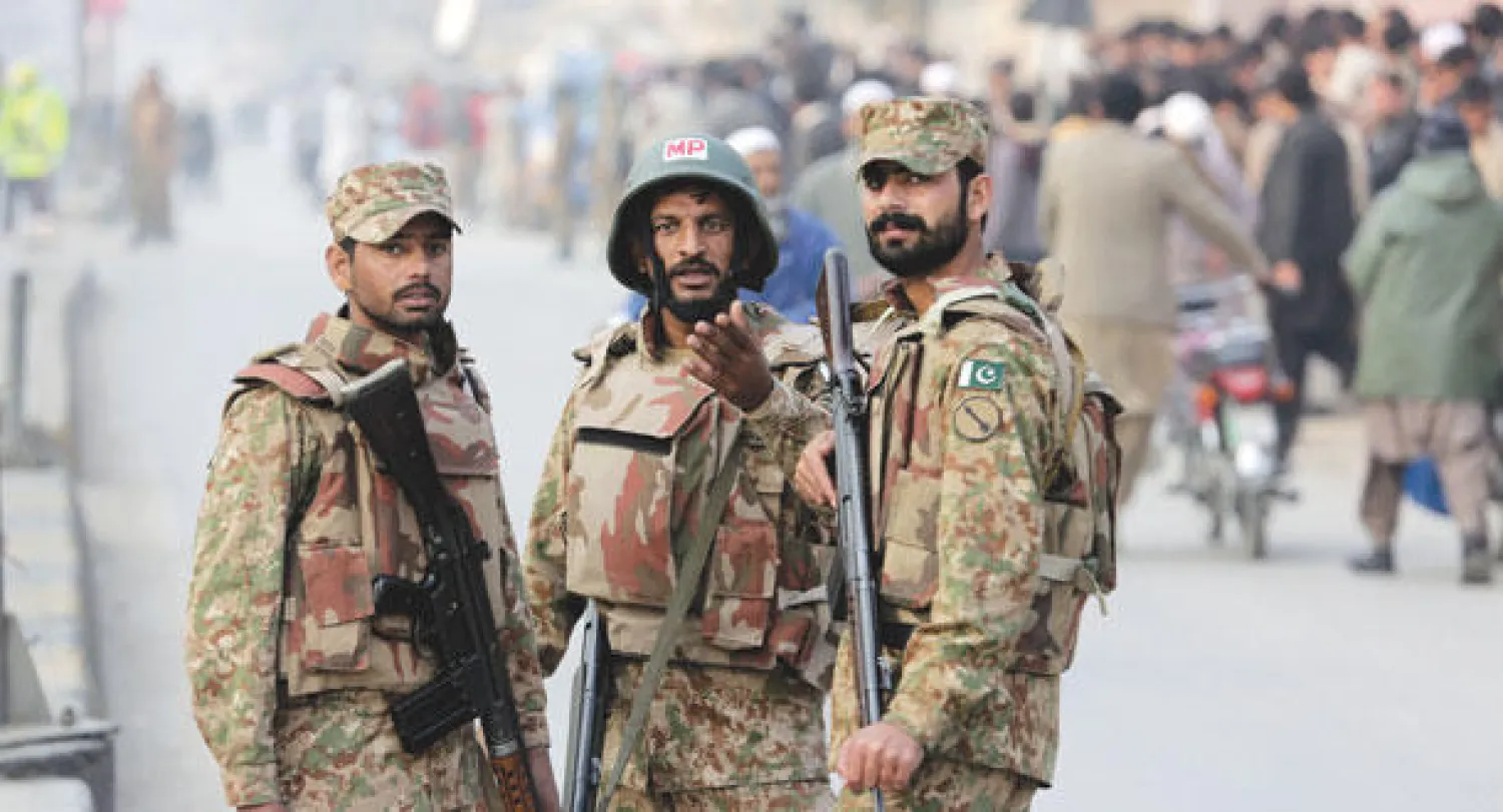 عناصر من الشرطة يقفون أمام أحد مداخل المدرسة العسكرية في بيشاور أمس (أ.ب)