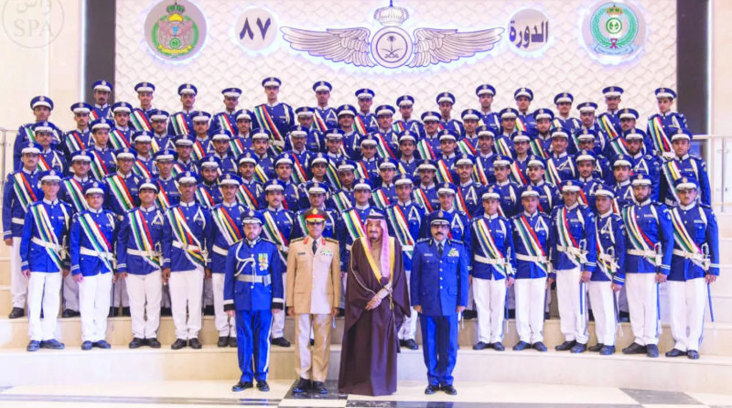 صورة جماعية لولي العهد السعودي مع الطلبة الخريجين (واس)