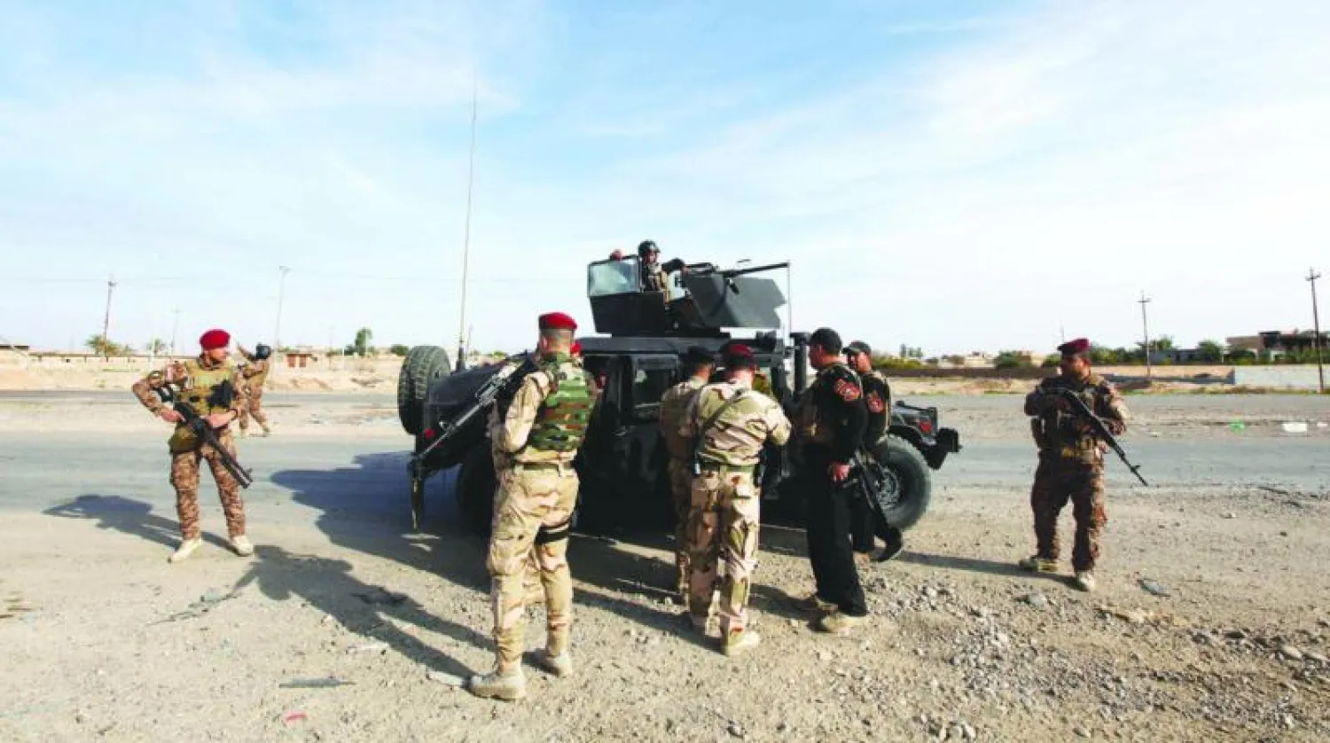 جنود عراقيون خلال عملية عسكرية ضد «داعش» في بيجي إلى الشمال من بغداد الأسبوع الماضي (رويترز)