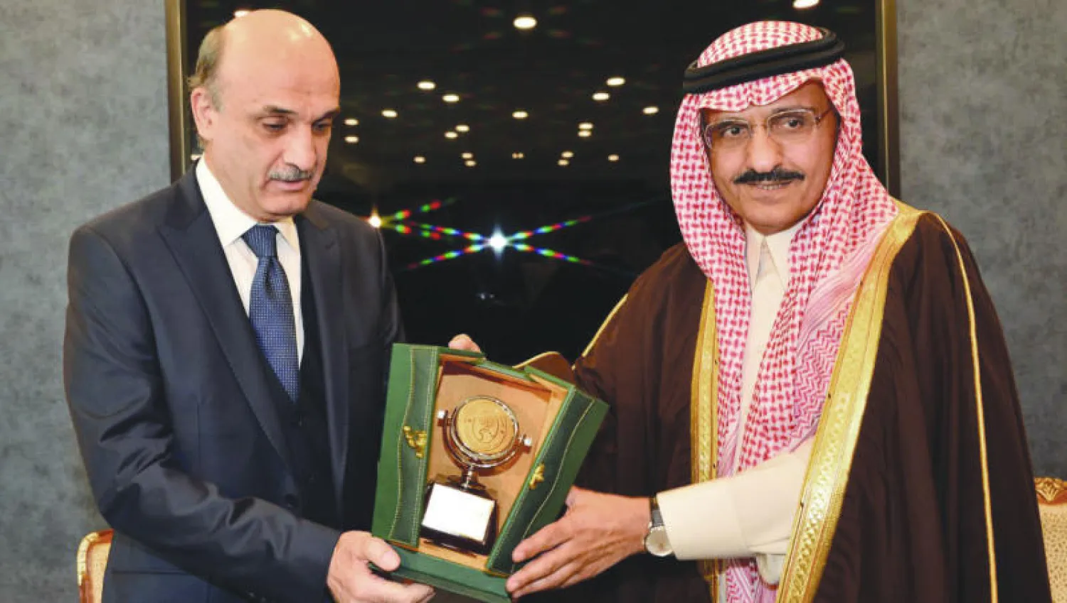 رئيس الاستخبارات العامة يقدم درعا تذكارية لسمير جعجع (واس)