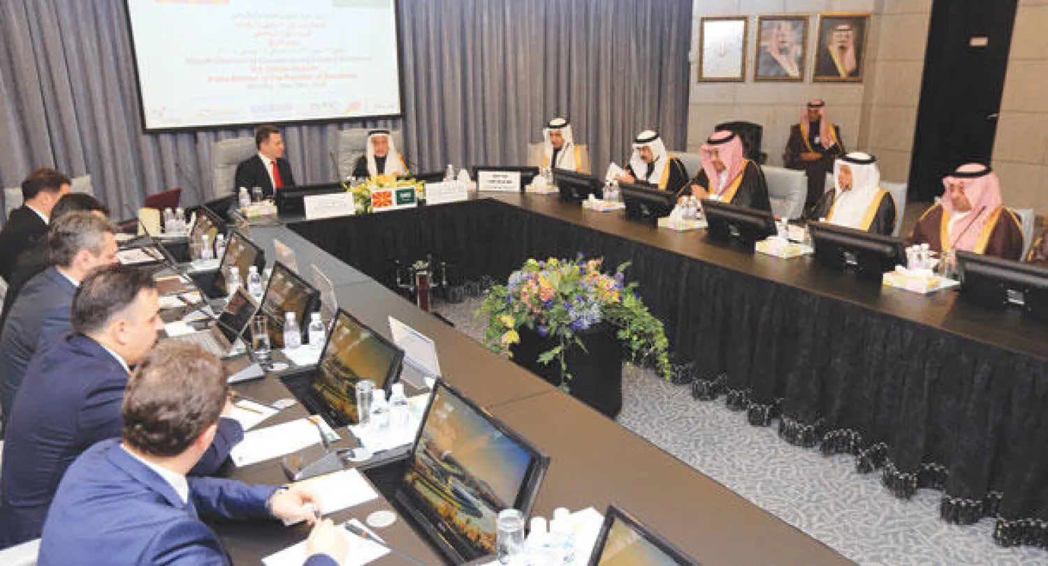 رئيس وزراء مقدونيا نيكولا غروافسكي خلال اللقاء برجال الأعمال في الغرفة التجارية الصناعية في جدة أمس («الشرق الأوسط»)