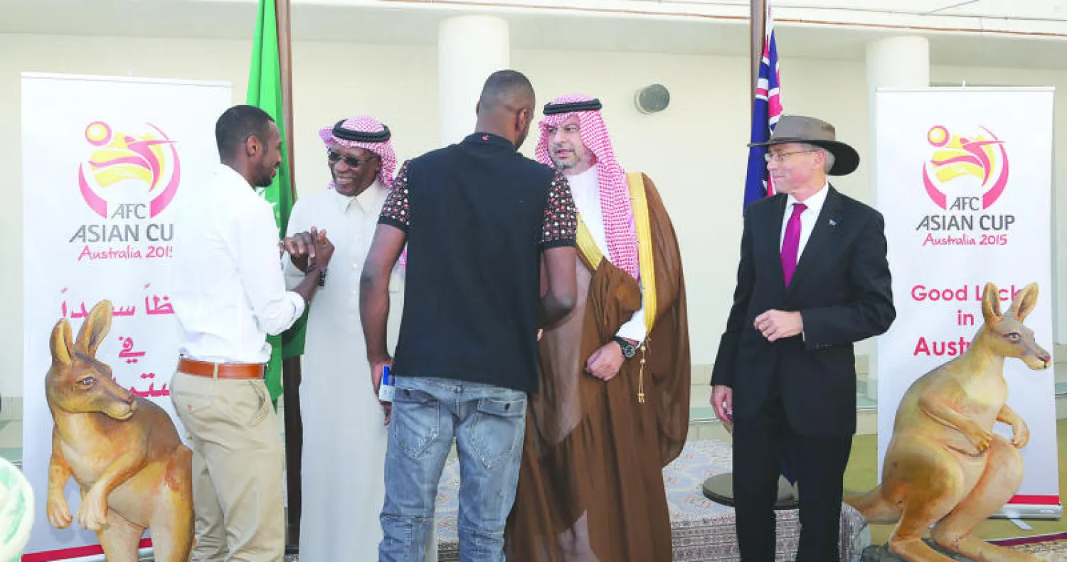 الأمير عبد الله بن مساعد والسفير الأسترالي.. ويبدو وليد عبد الله خلال حضوره الاحتفالية في السفارة