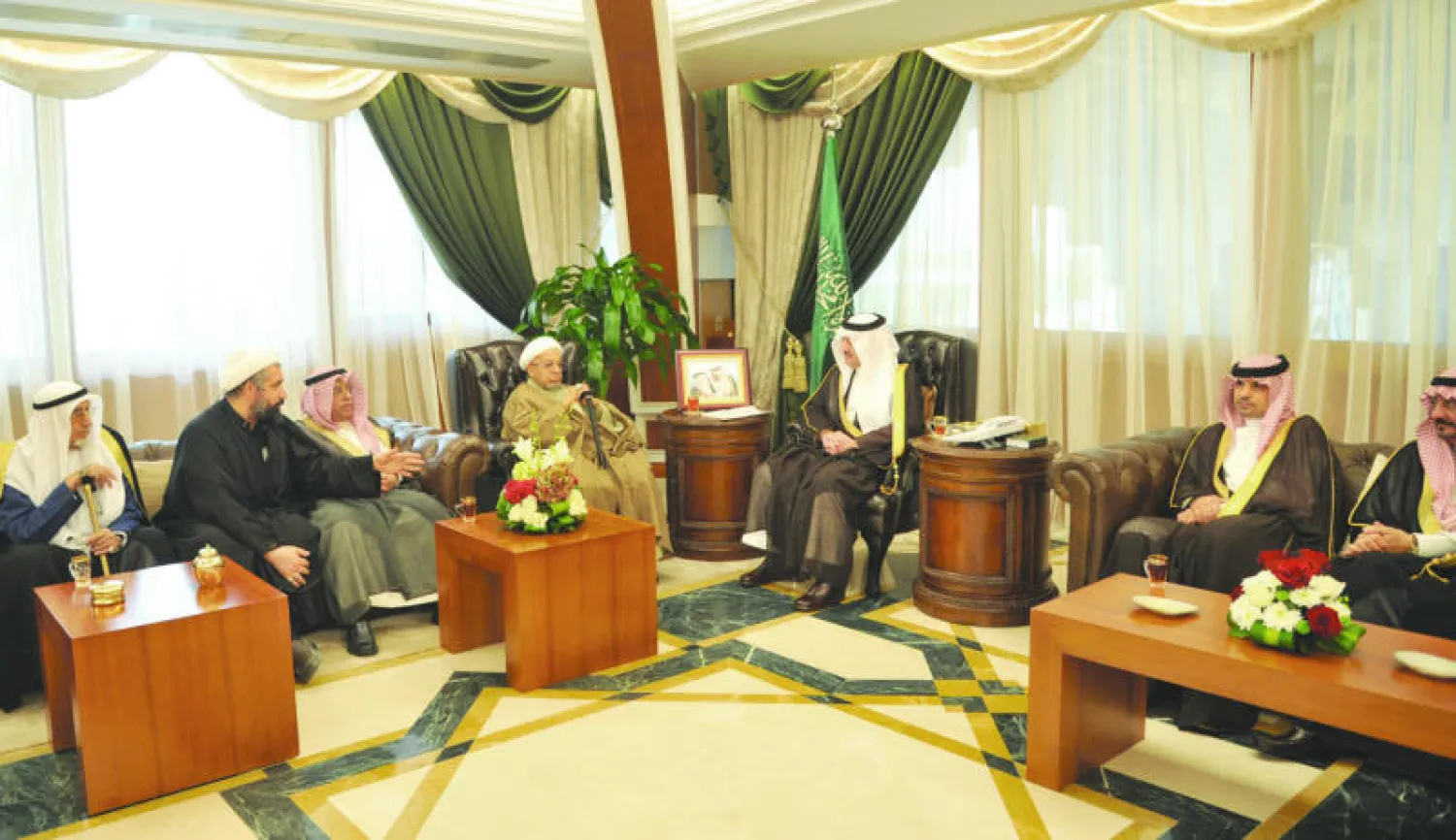 الأمير سعود بن نايف لدى لقائه وفد محافظة القطيف أمس («الشرق الأوسط»)