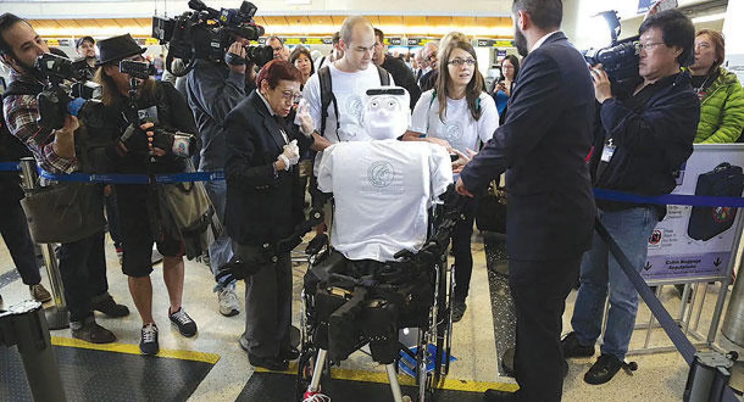 الروبوت في مطار  لوس أنجليس الدولي (رويترز)