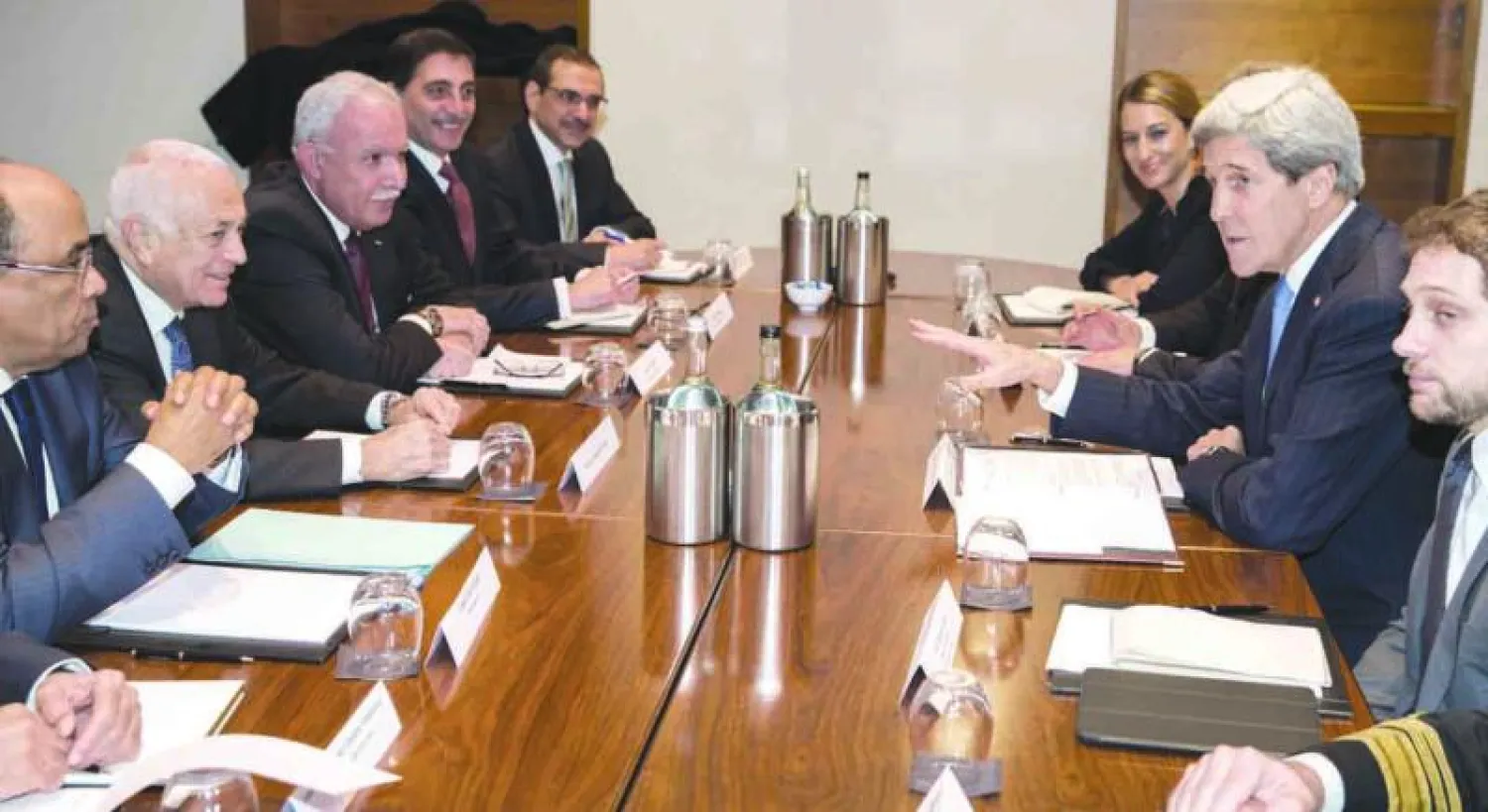 وزير الخارجية الأميركي جون كيري لدى لقائه وفد الجامعة العربية والفلسطينيين في لندن أمس  (أ.ب)