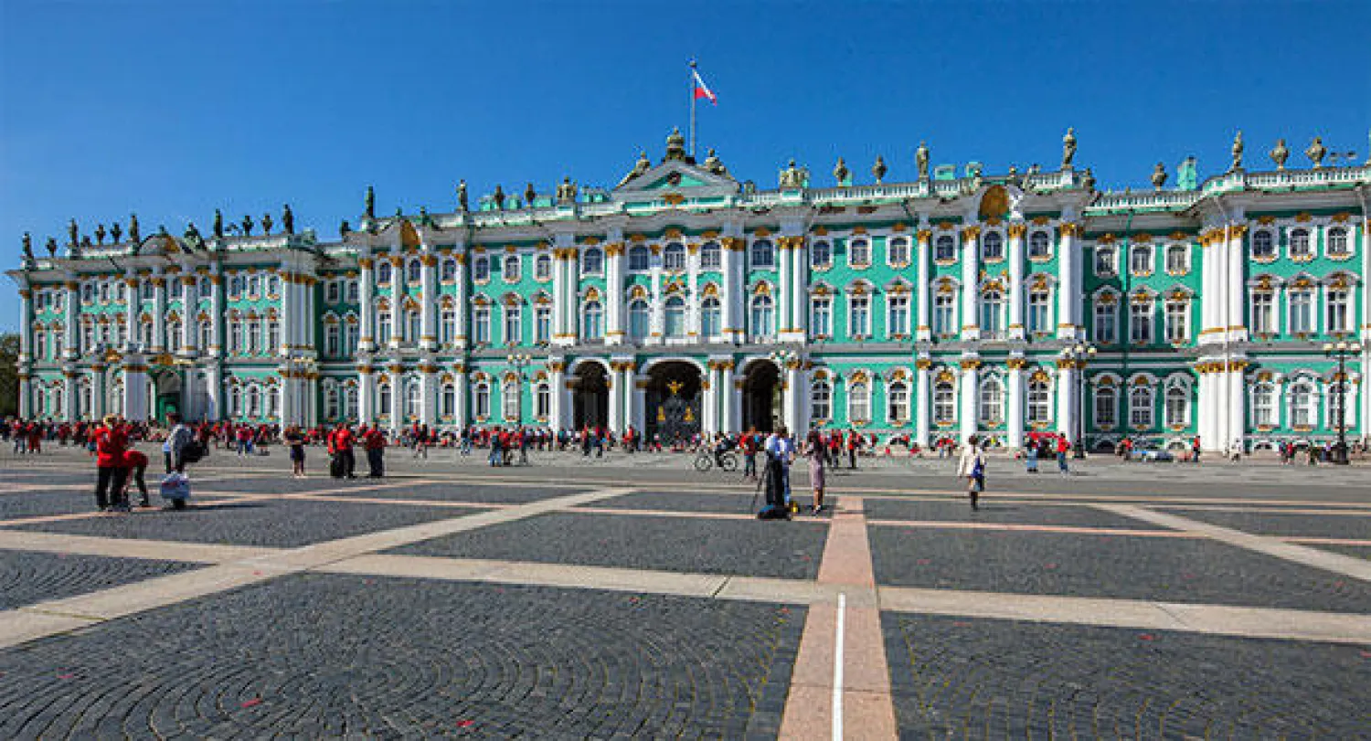 من التاريخ: تأملات أمام القصر الشتوي الروسي