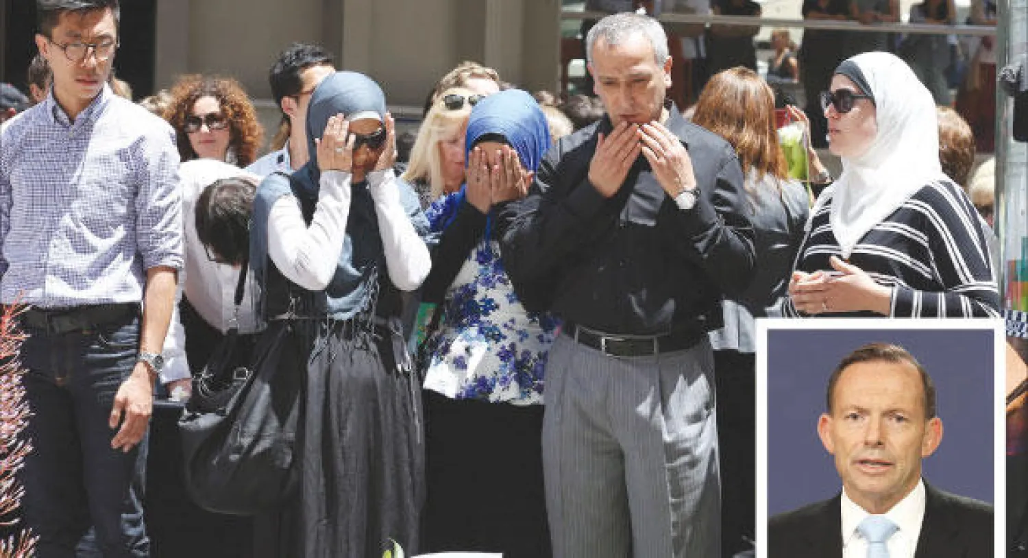 مسلمون يضعون أكاليل من الزهور ويقرأون الفاتحة أمام مقهى سيدني بعد انتهاء العملية الإرهابية.. وفي الاطار توني أبوت رئيس وزراء أستراليا يتحدث إلى الصحافيين أمس (إ.ب.أ)