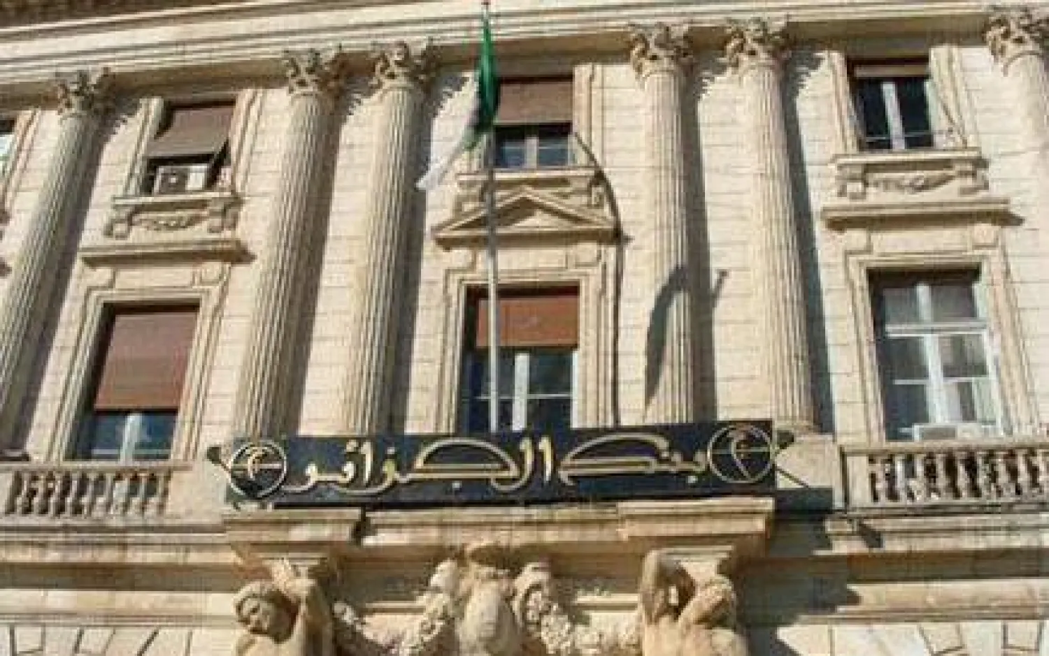 محافظ «المركزي الجزائري» يحذر: احتياطي العملة لن يقاوم انخفاض أسعار النفط طويلا