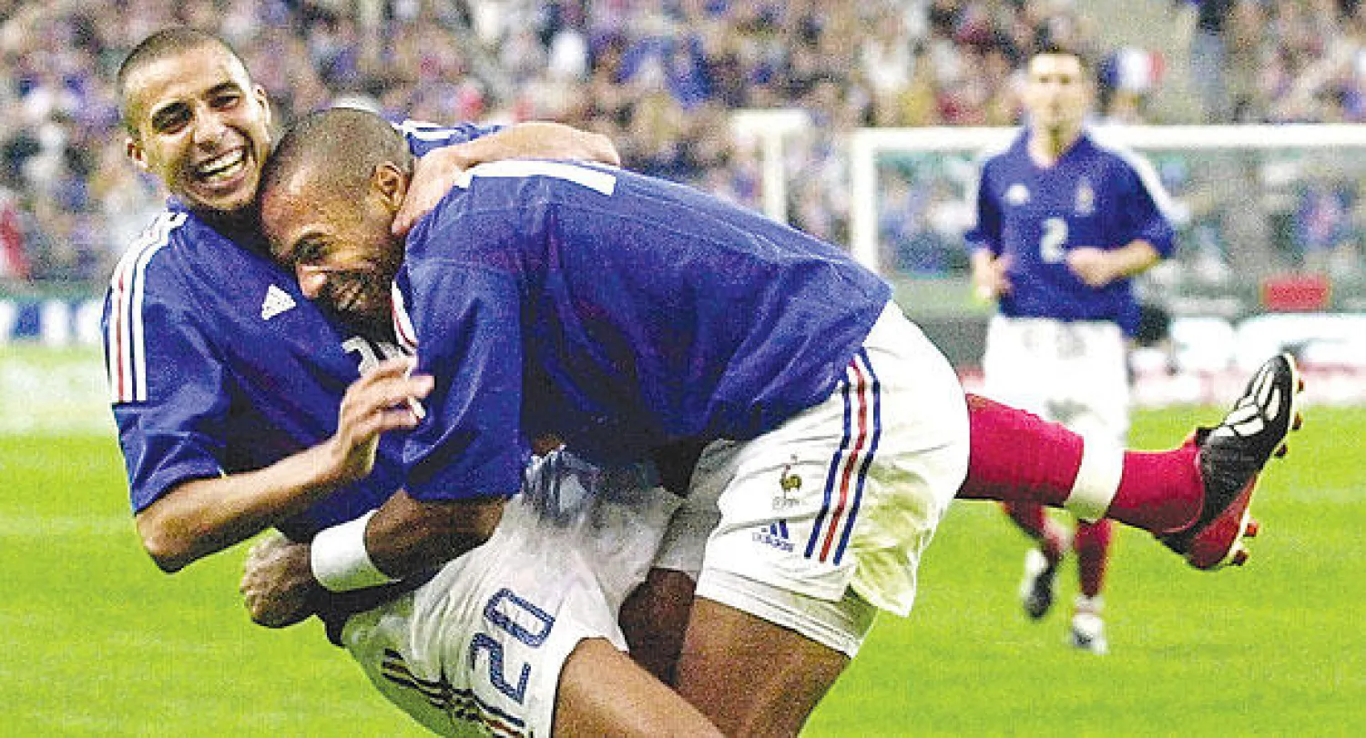 هنري مع زميله تريزيغيه في المنتخب الفرنسي (أ.ب)