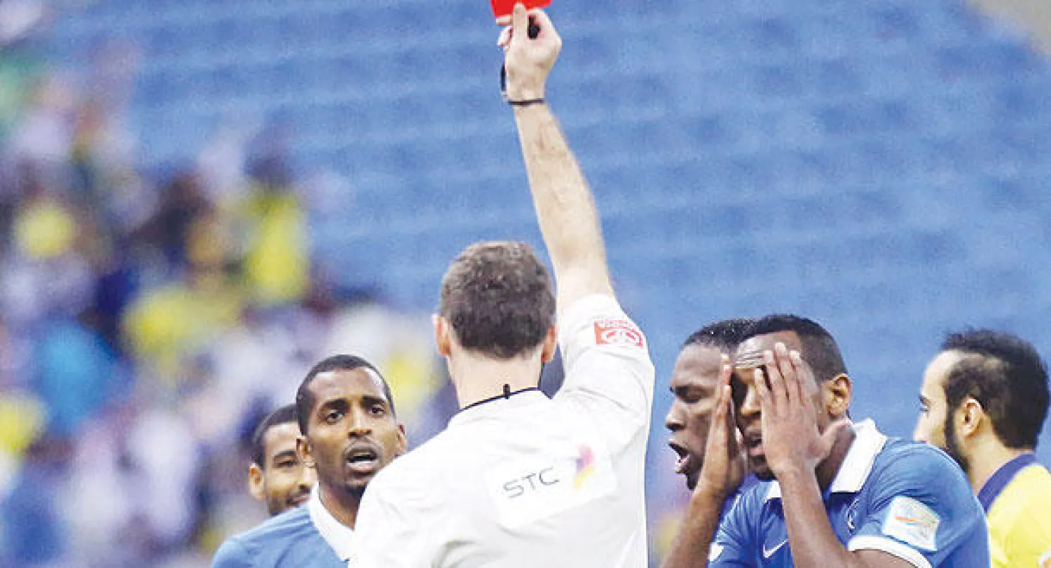 الحكم الأجنبي الذي يقود مباريات الديربي والكلاسيكو في السعودية  لا يزال بعيدا عن الانتقادات اللاذعة رغم تزايد أخطائه