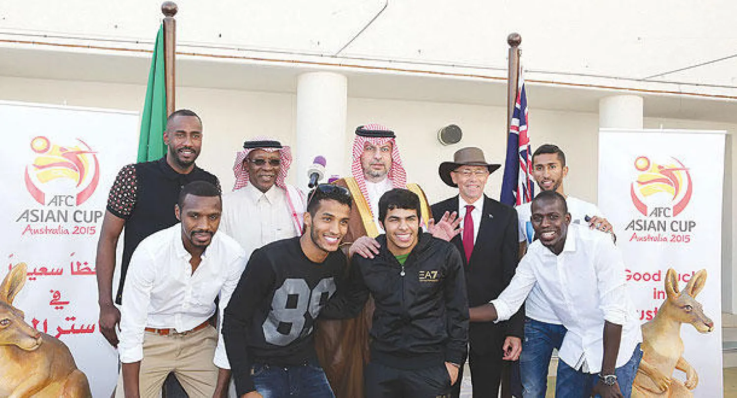 الأمير عبد الله بن مساعد والسفير الأسترالي في لقطة جماعية مع بعض لاعبي المنتخب السعودي