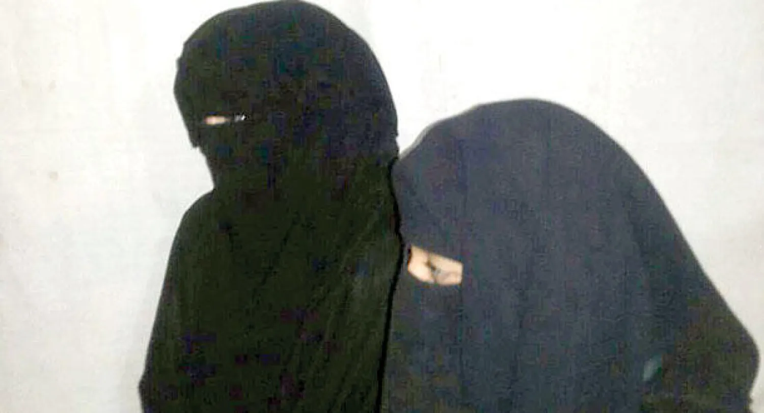 المدرسة أحلام مع ابنتها وهي تتحدث عن المعاناة في الأنبار («الشرق الأوسط»)