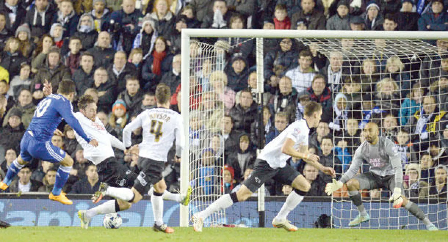 هازارد (رقم 10) يفتتح أهداف تشيلسي (أ.ف.ب)