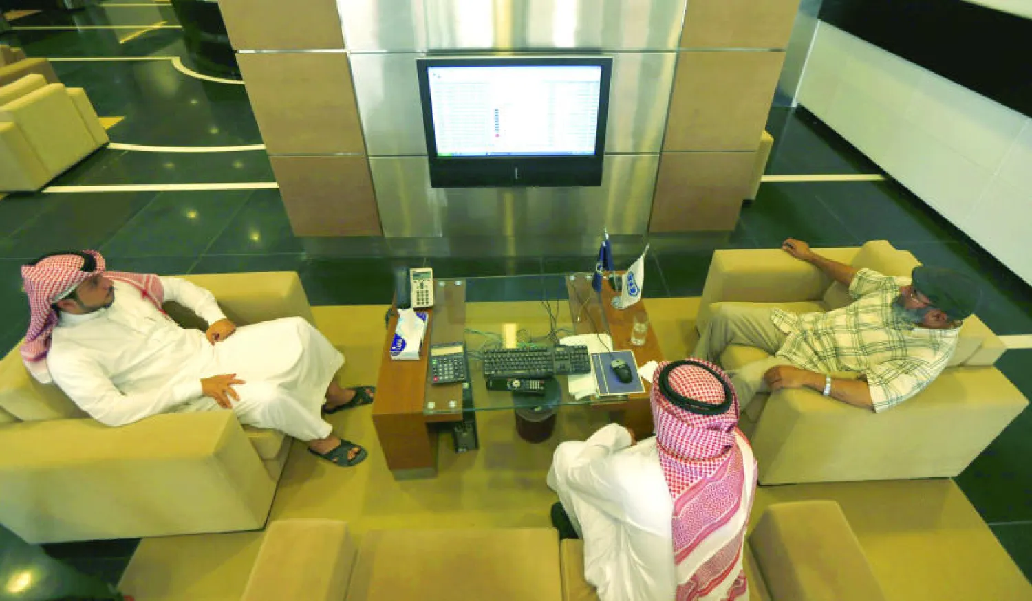 جانب من تداولات الأسهم السعودية (رويترز)