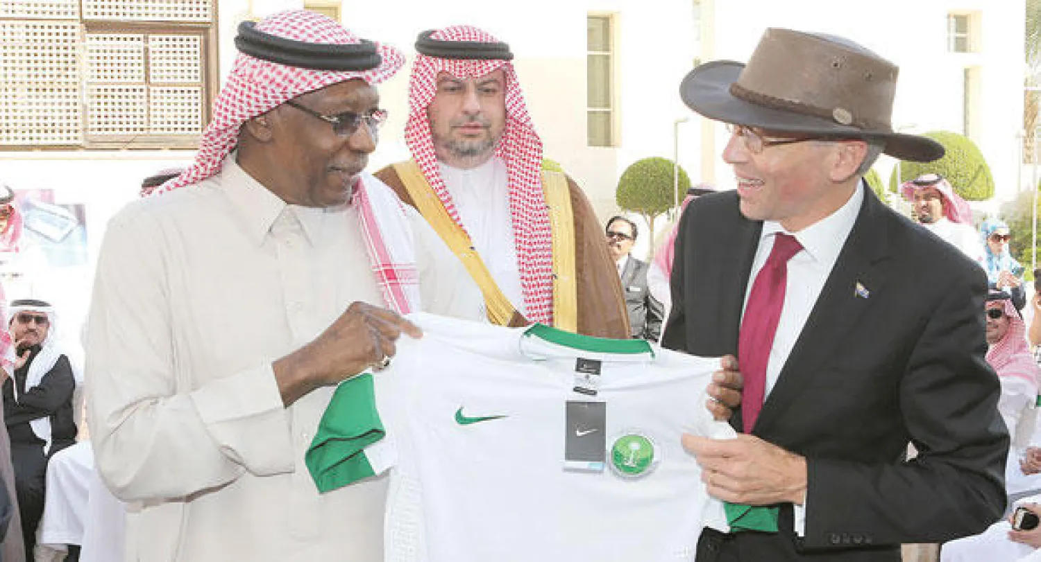 أحمد عيد يهدي السفير الأسترالي قميص المنتخب السعودي في الحفل الذي أقيم أول من أمس وحضره عدد من لاعبي الأخضر