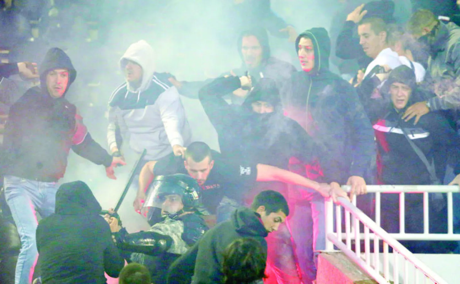 شغب الجماهير أصبح معتادا في الملاعب الصربية (أ.ب)