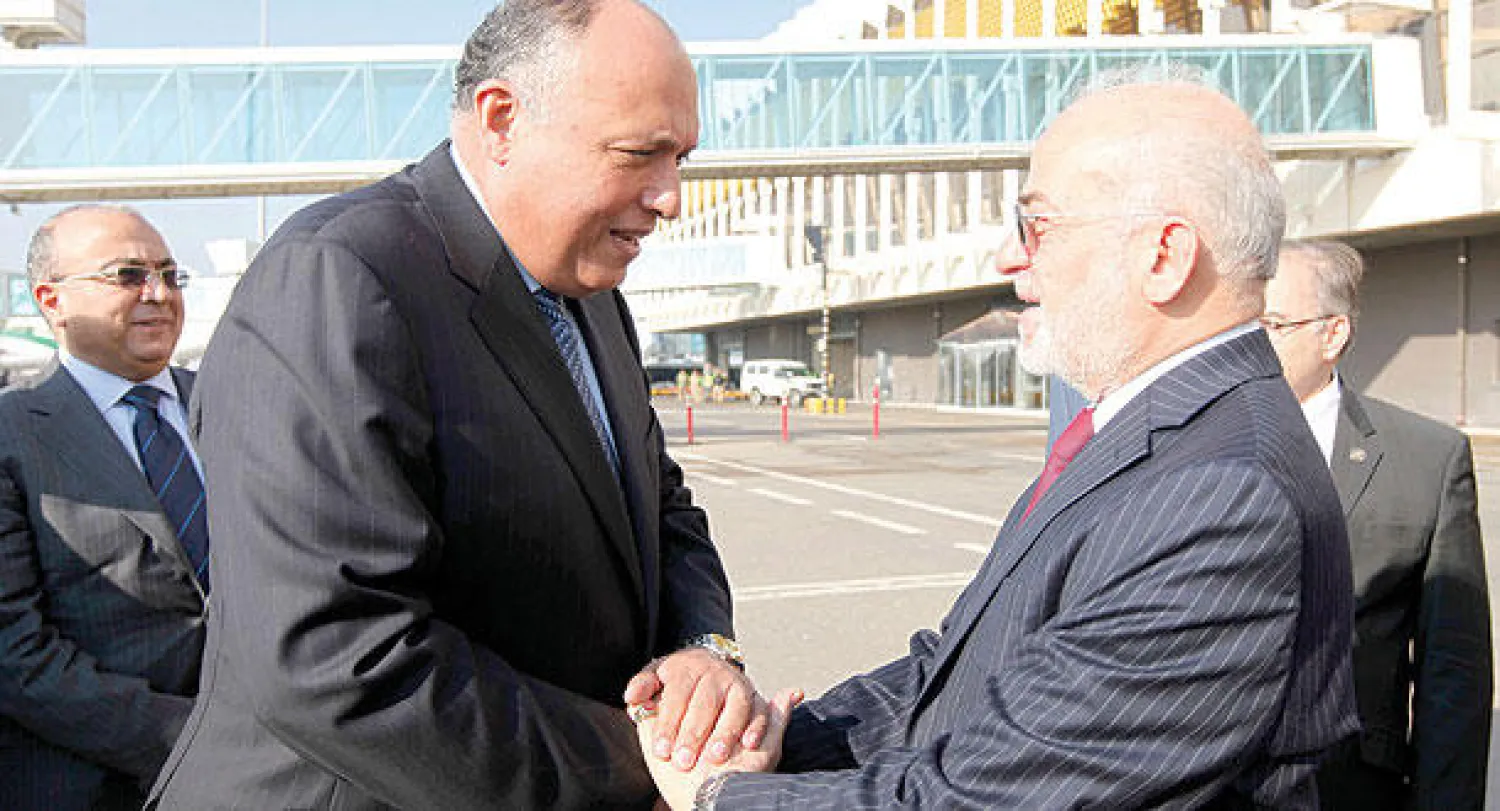 وزير الخارجية العراقي إبراهيم الجعفري لدى استقباله في مطار بغداد أمس نظيره المصري سامح شكري (أ.ب)