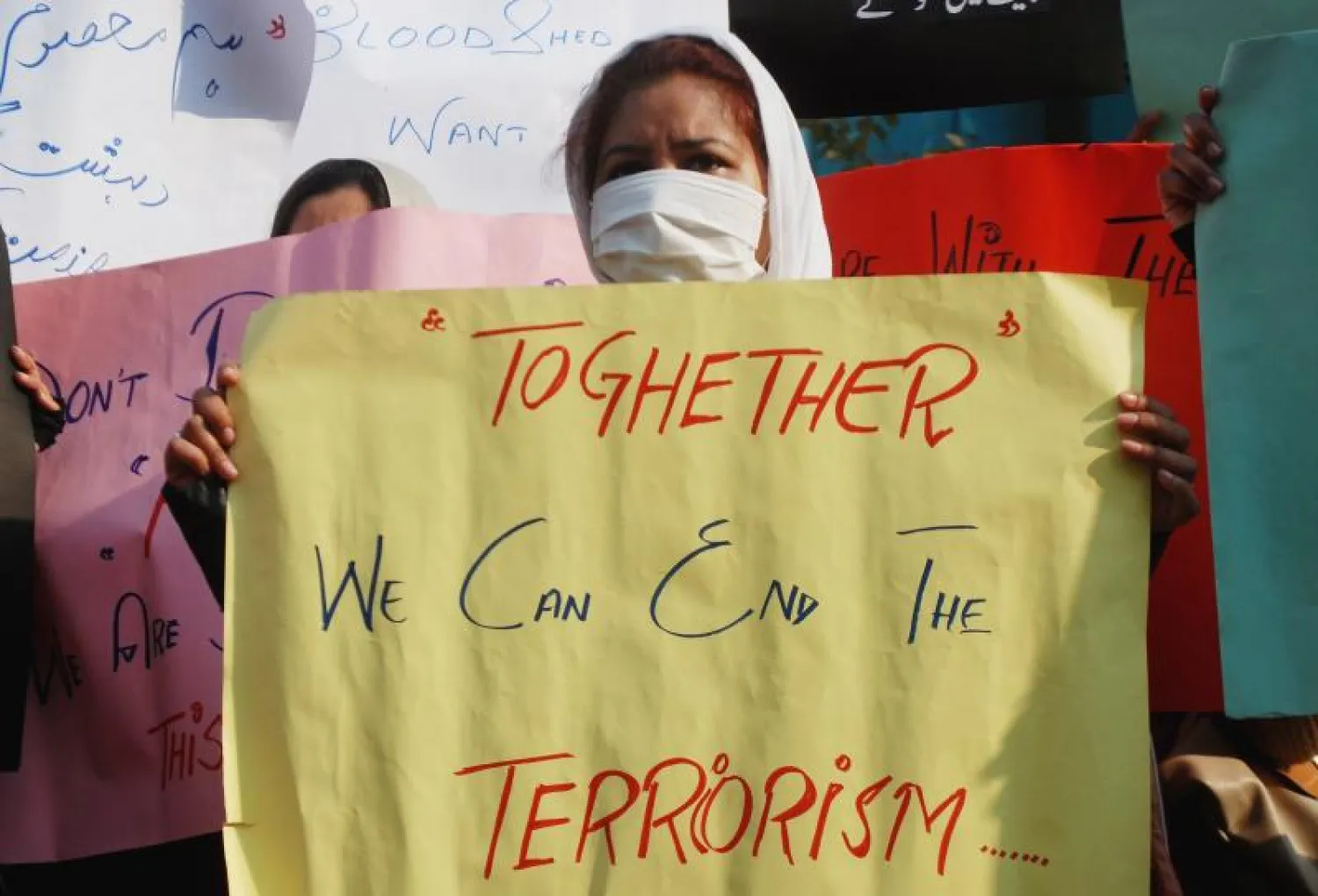 باكستان والهند تتشحان بالسواد حدادا على الطلاب.. ووعود أميركية بمحاربة إرهاب طالبان